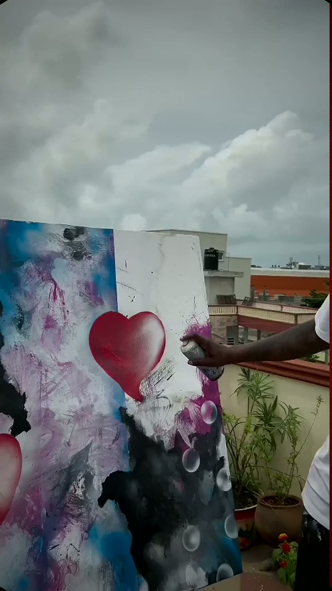 Dino painting live at night while the public watches