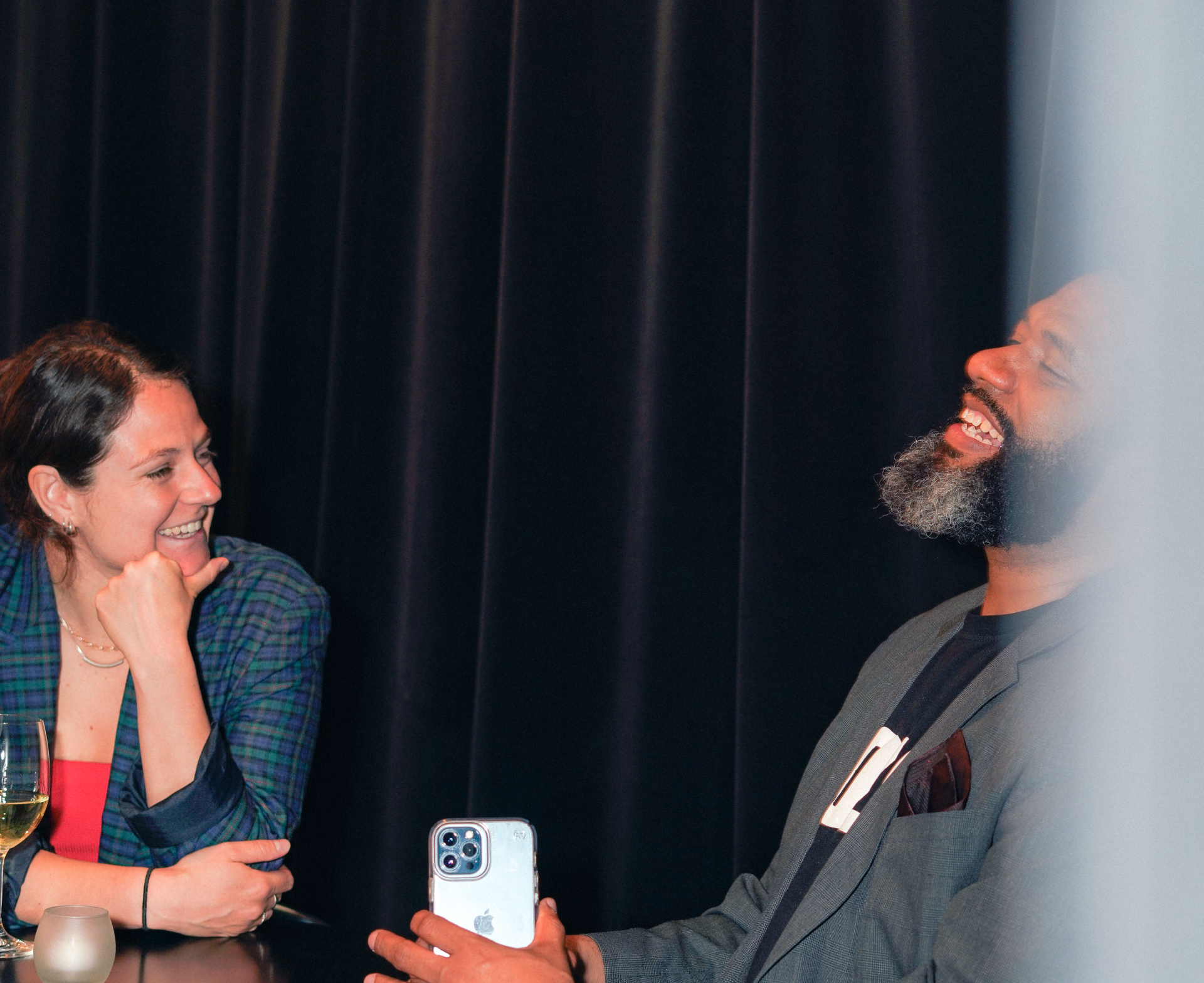 Évasion vernissage · laughter with guests