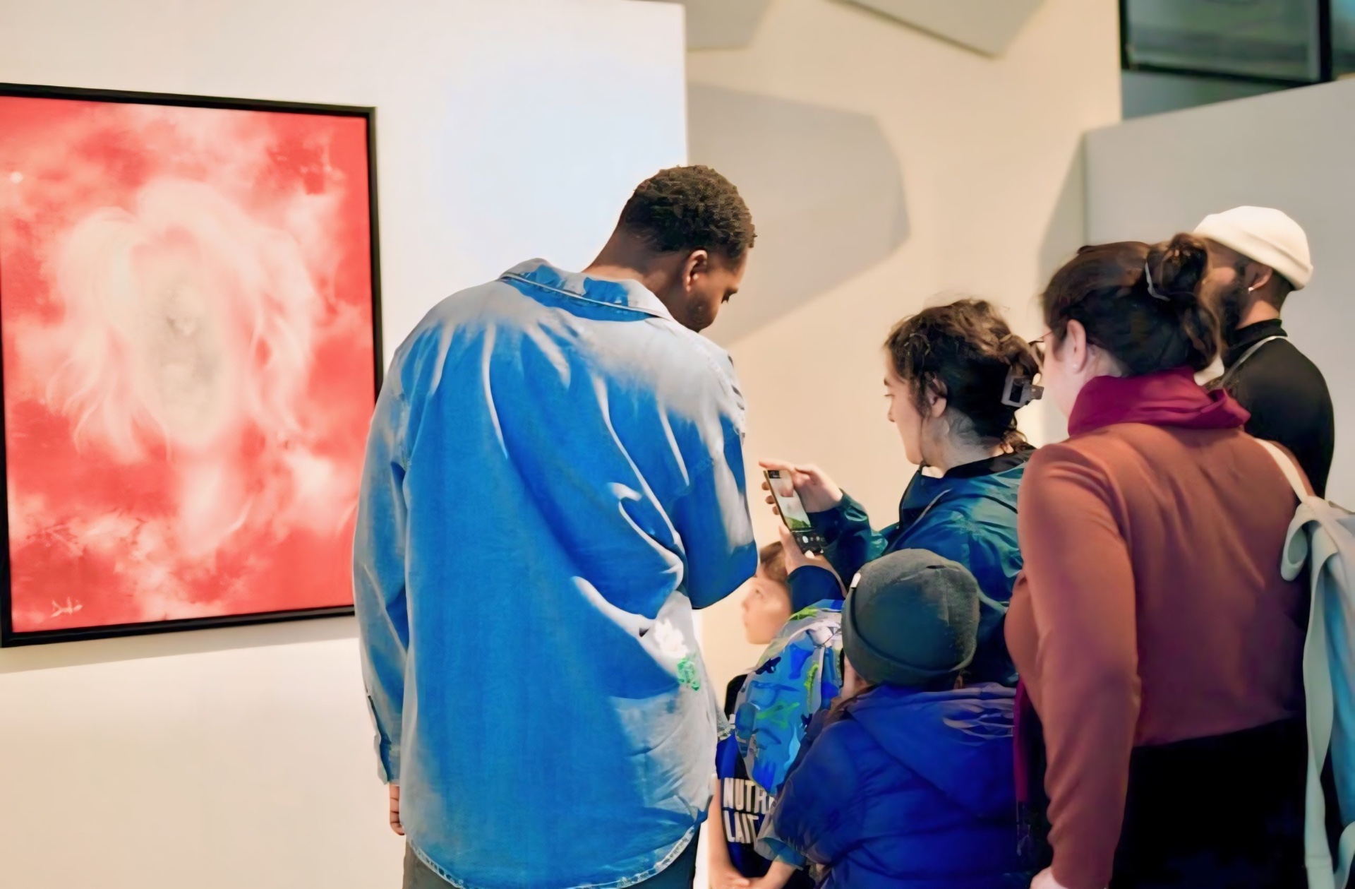 Vernissage · crowd in front of the red painting